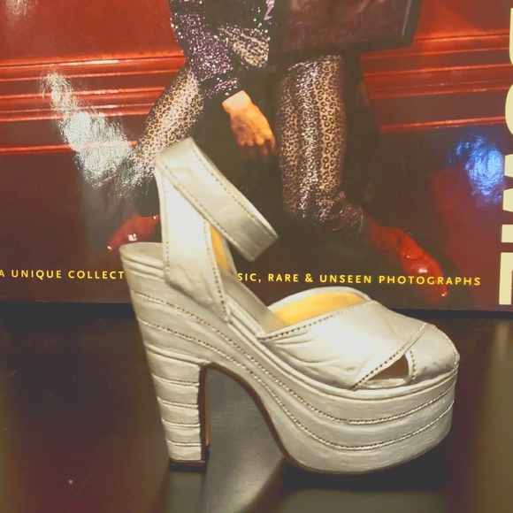 NIB 70s Silver Platform Slingbacks Collectible "Just The Right Shoe" - Picture 3 of 5